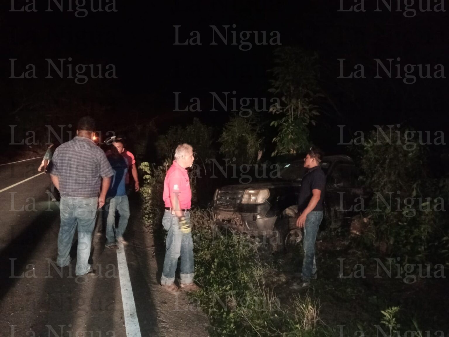 Camioneta se sale de la carretera al Cerro de Nanchital, solo daños materiales