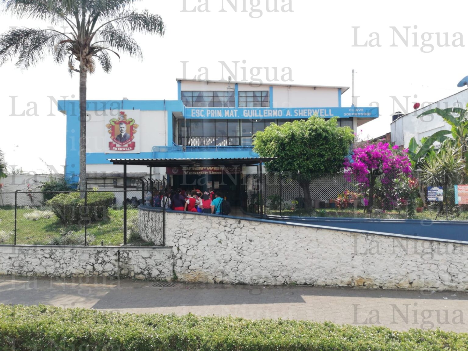 Se arroja niño del tercer piso de su escuela