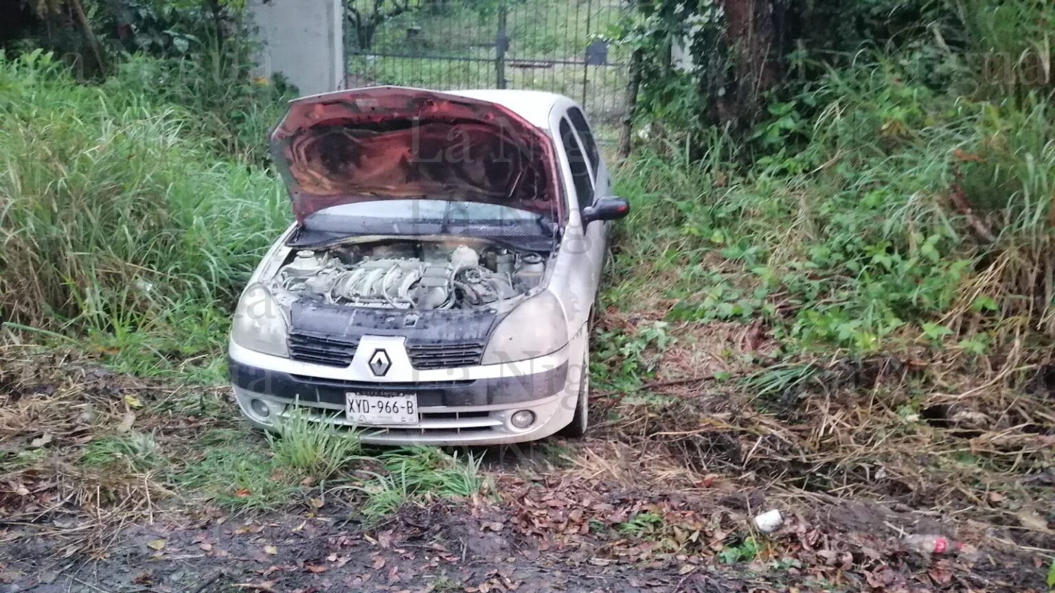 Piso mojado provoca volcadura de una unidad