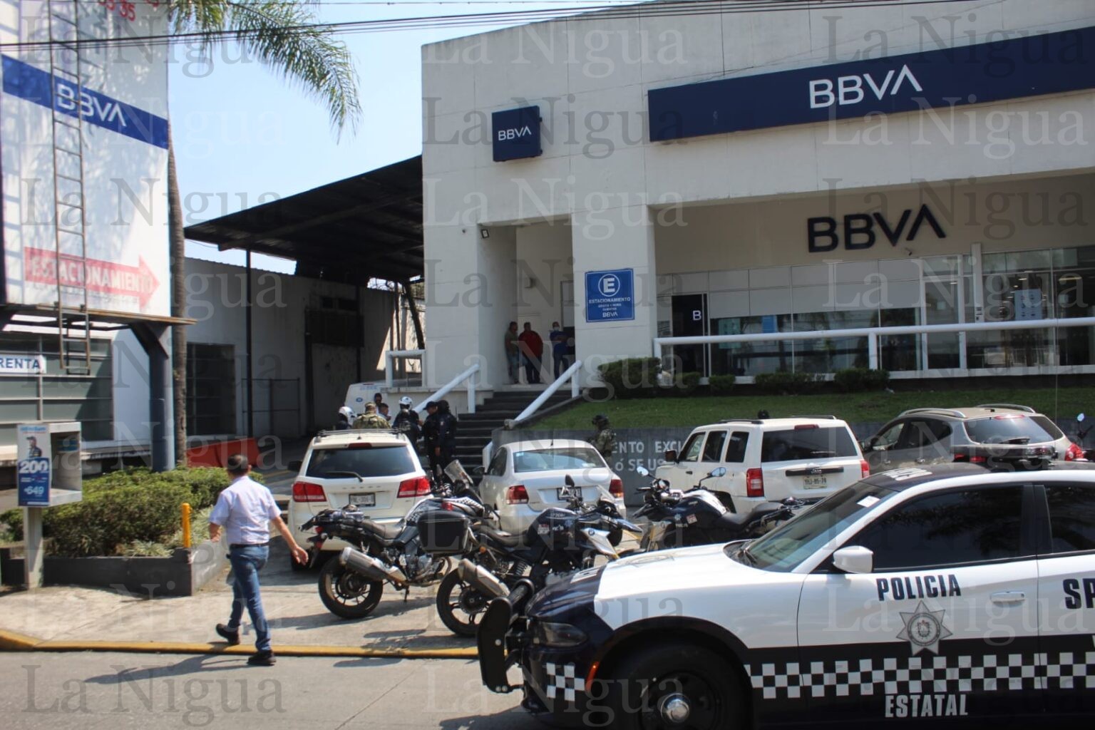 Asaltan a dos personas afuera de banco