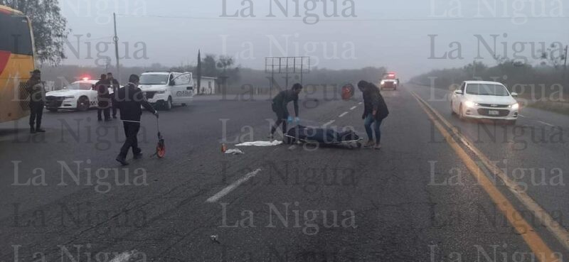 CHOFER DE AUTOBÚS SE LANZA A LAS LLANTAS DE UN AUTO PARA SU1C1DARS3