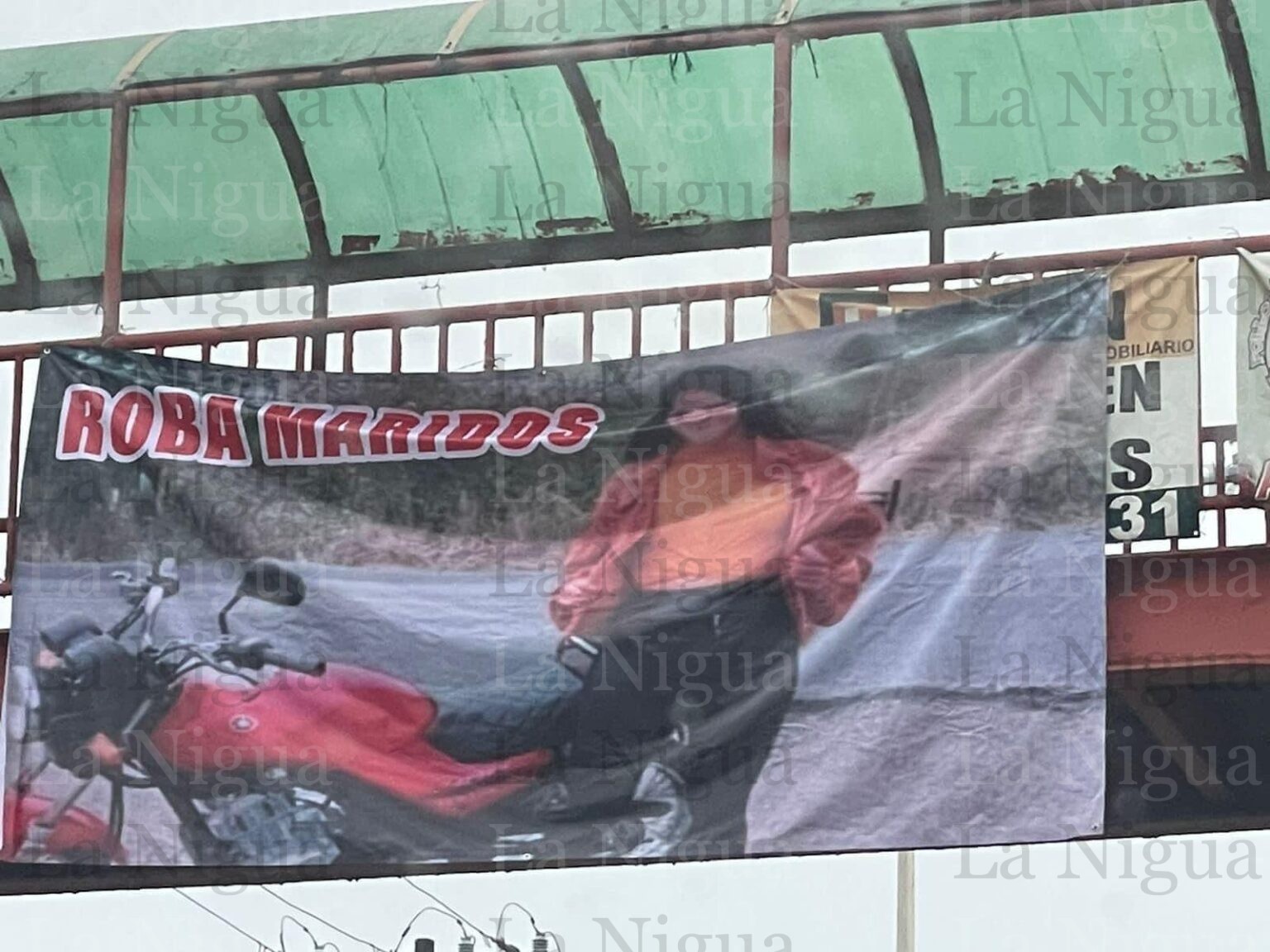 CUELGAN MANTA EN EL BULEVAR PARA DENUNCIAR SUPUESTA INFIDELIDAD