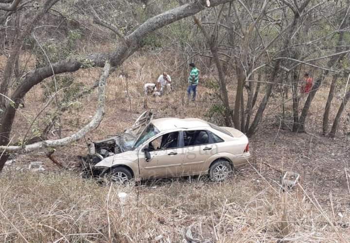  Niña de   años perdió la vida al salirse del camino y caer en un barranco el automóvil que guiaba su papá en Altamira Tamaulipas