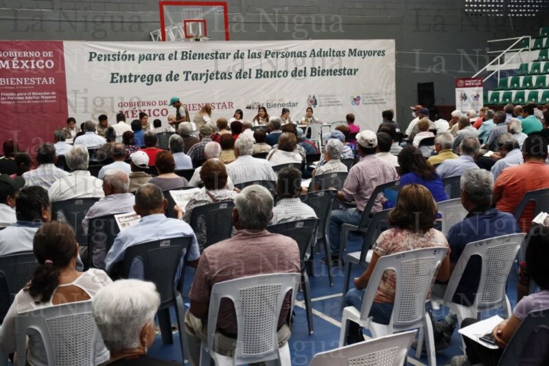 Respalda Ayuntamiento entrega de tarjetas de Bienestar
