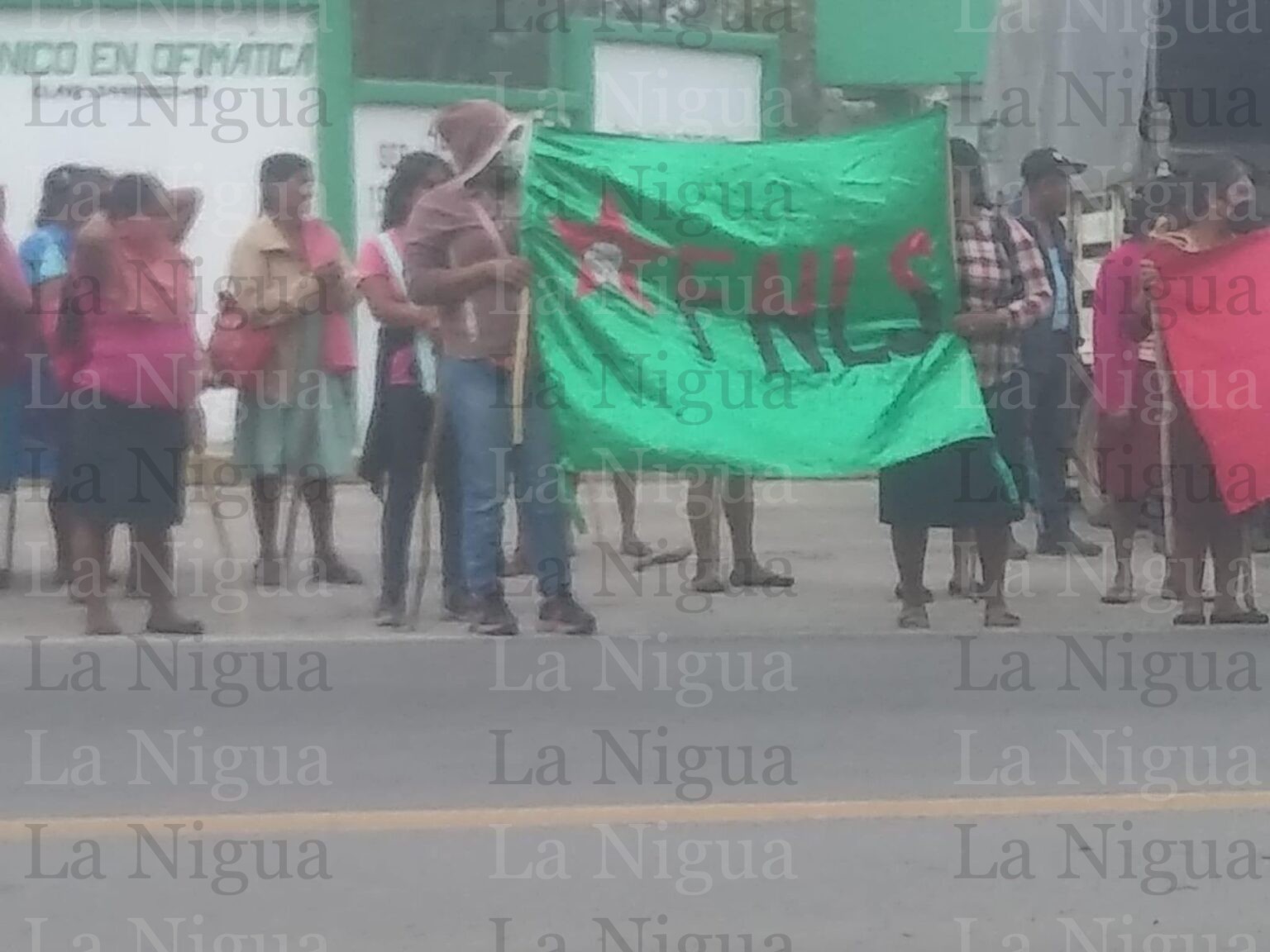 BLOQUEAN CARRETERA FEDERAL ALAZÁN – CANOAS