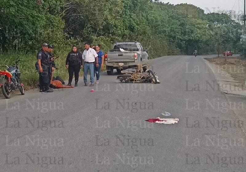 Mujer sufre accidente a bordo de su motocicleta