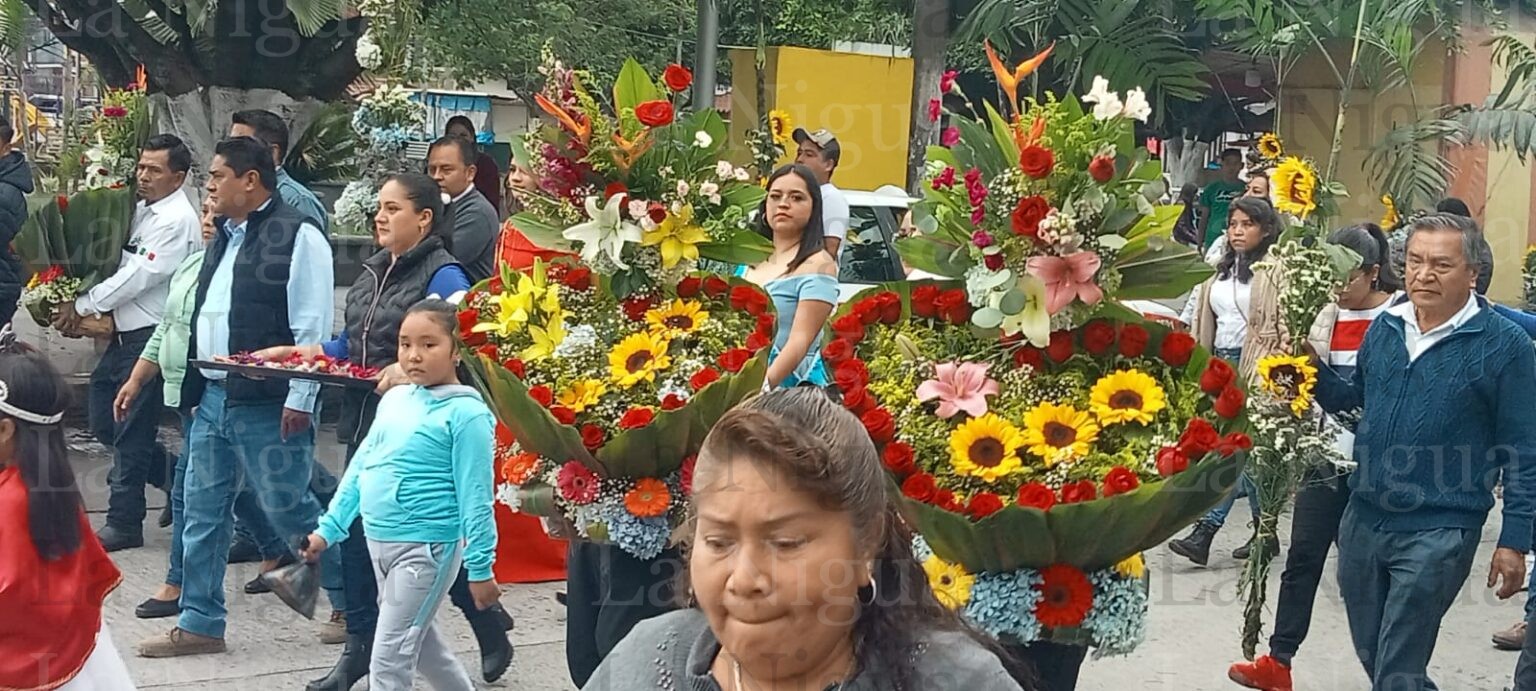 ALCALDE RECIBE A LOS PATRONOS DEL PUEBLO SEÑORA SANTA ANA Y SEÑOR SAN JOSÉ