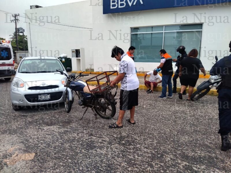 Vehículo particular impacta a mototortillero en Las Choapas