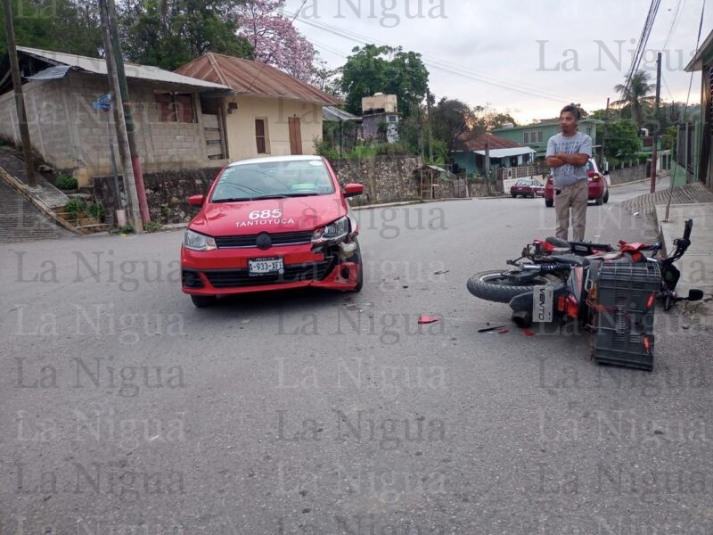 Aparatoso choque entre un taxi y una moto deja un lesionado en Tantoyuca