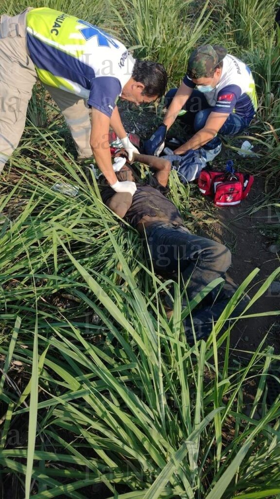 Tráiler saca de la carretera a motociclista