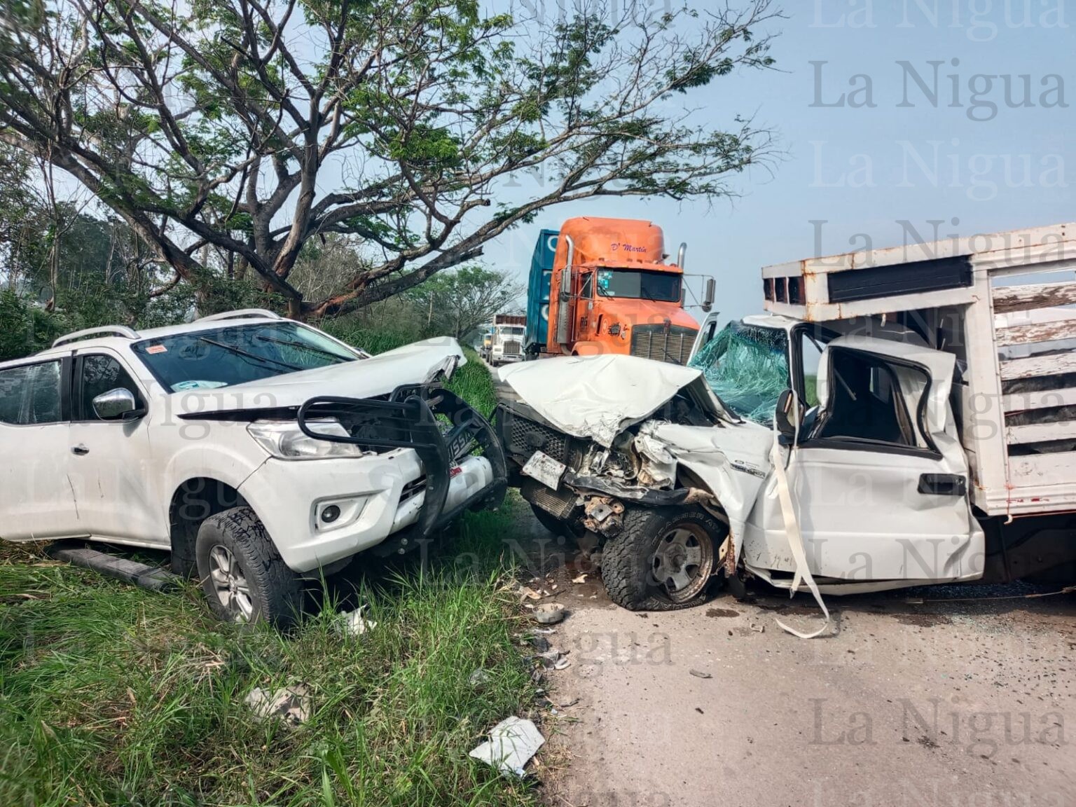 Chocan de frente camionetas