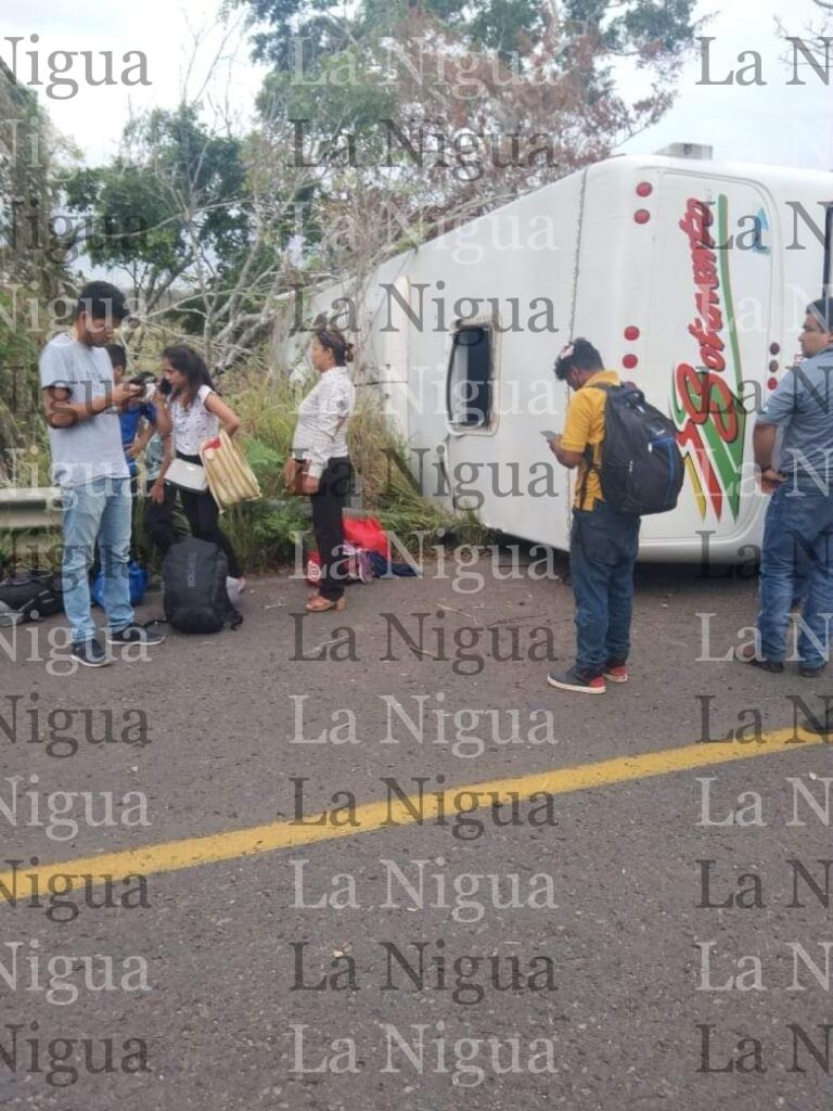 Muere chofer de autobús de pasajeros que se dirigía a Coatzacoalcos
