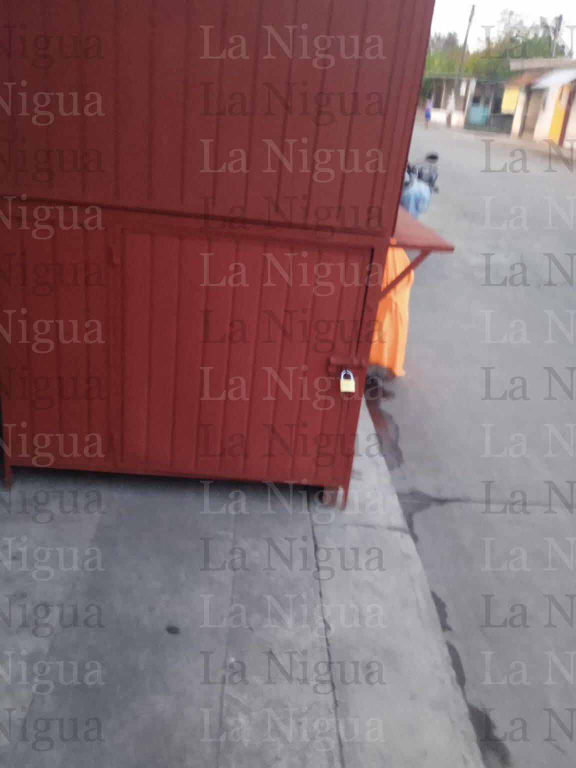 Puesto de pollos bloquea banqueta