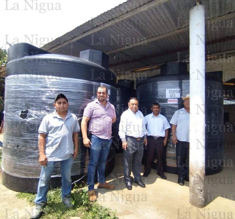 Entrega presidente Juan Martínez cuatro cisternas para captación de agua en Miguel Aguilar