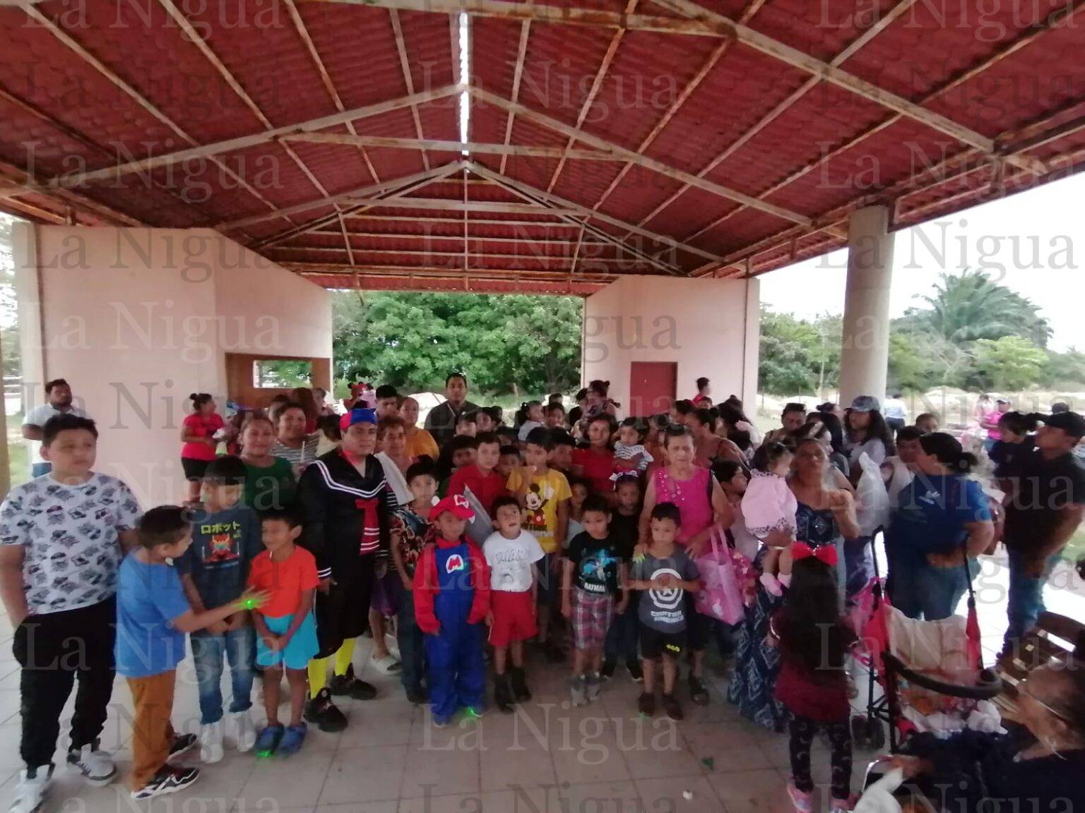Festejan a los niños en la Colonia Agraria de Las Choapas