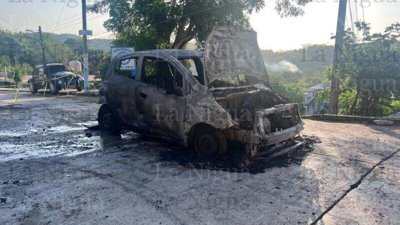 Vehículo de alquiler termina reducido a cenizas tras incendio