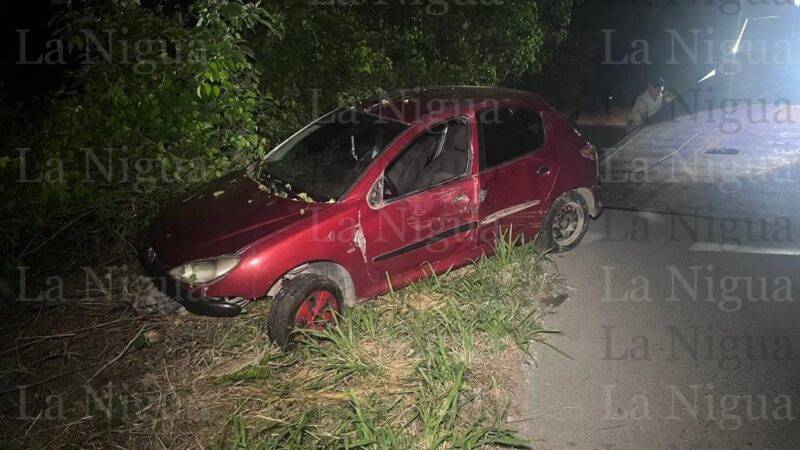 Localizan vehículo abandonado fuera de la carretera en Tantoyuca