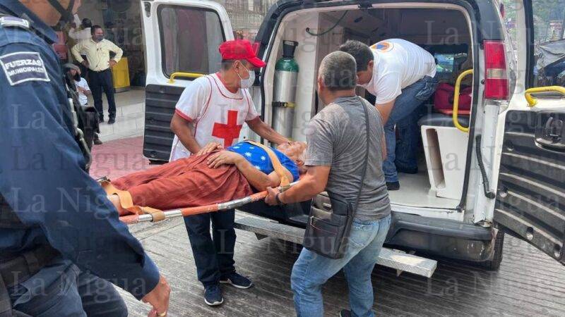 Auxilian a abuelita tras sufrir desmayo