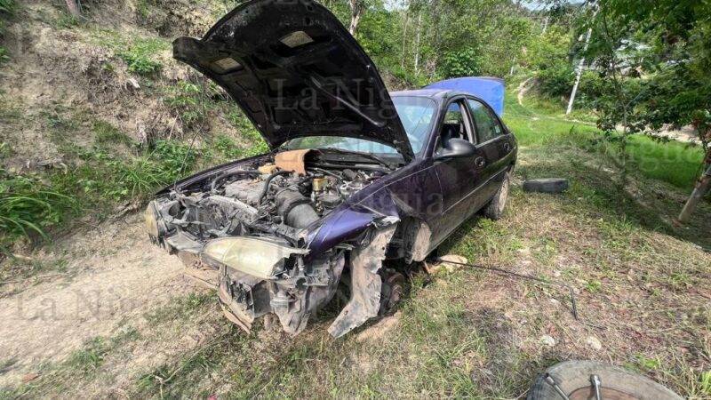 Vehículo termina dentro de un predio particular en la Cebadilla