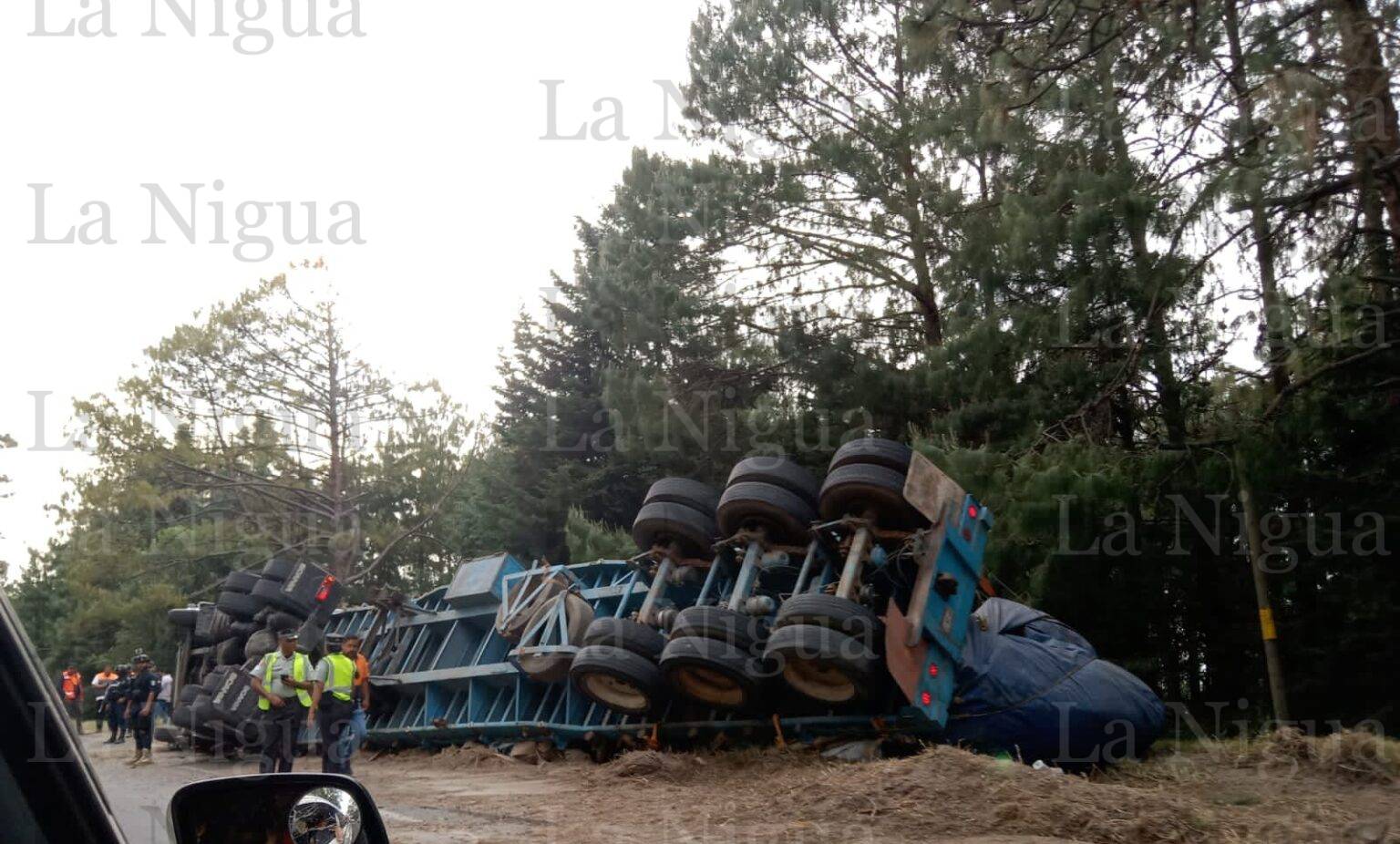 Un herido en volcadura de tráiler en la autopista Xalapa-Perote