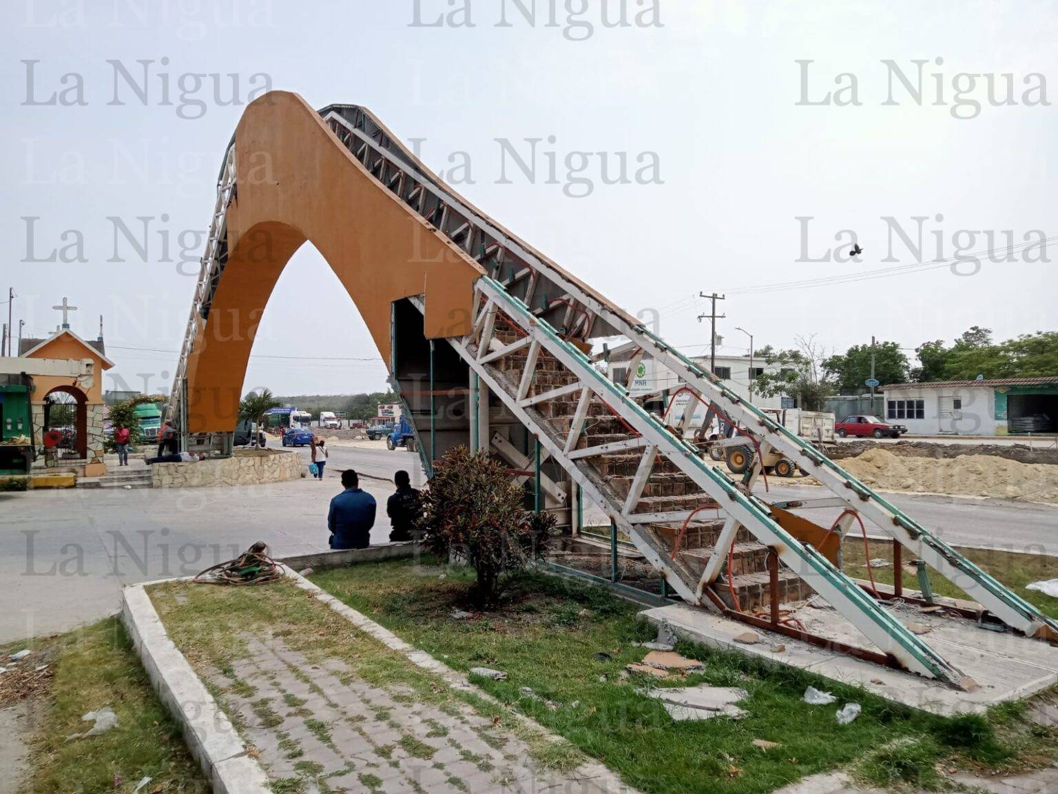 De un empujoncito tumban 7 años de historia