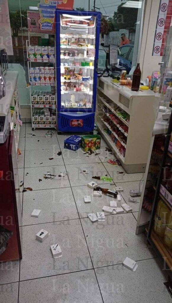 Se mete a tienda de autoservicio con todo y vehículo