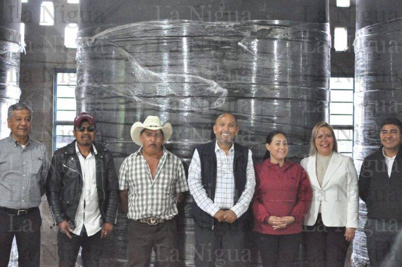 Entrega Ventura Demuner 4 tanques para almacenar 40 mil litros de agua.