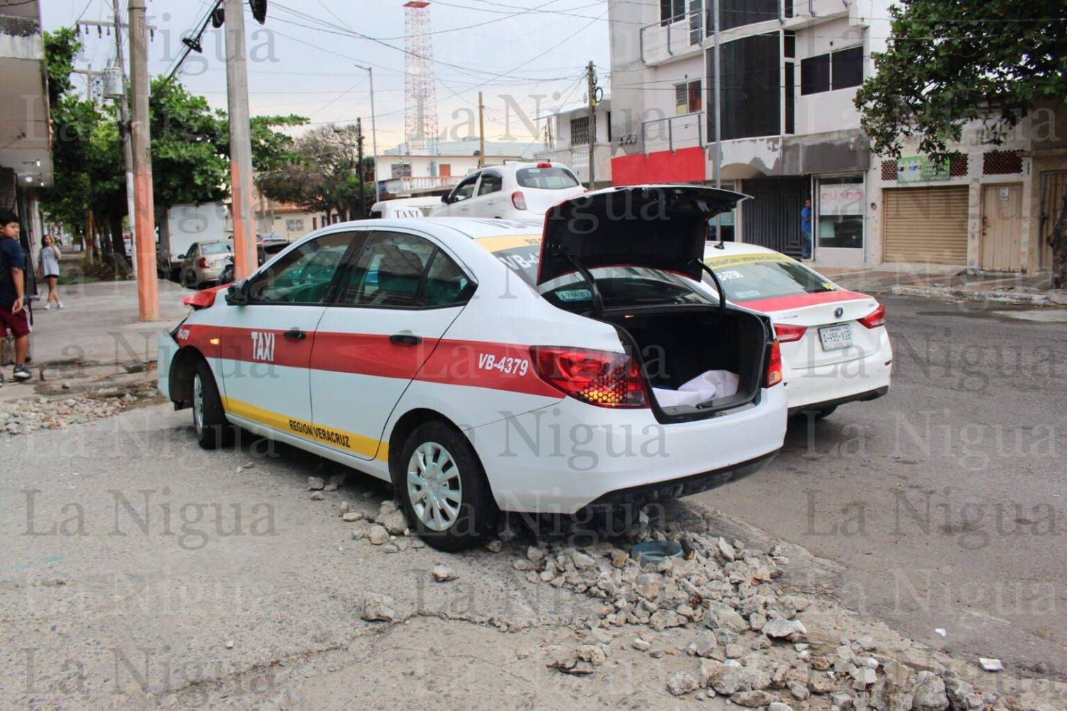Fuerte choque deja solo daños materiales