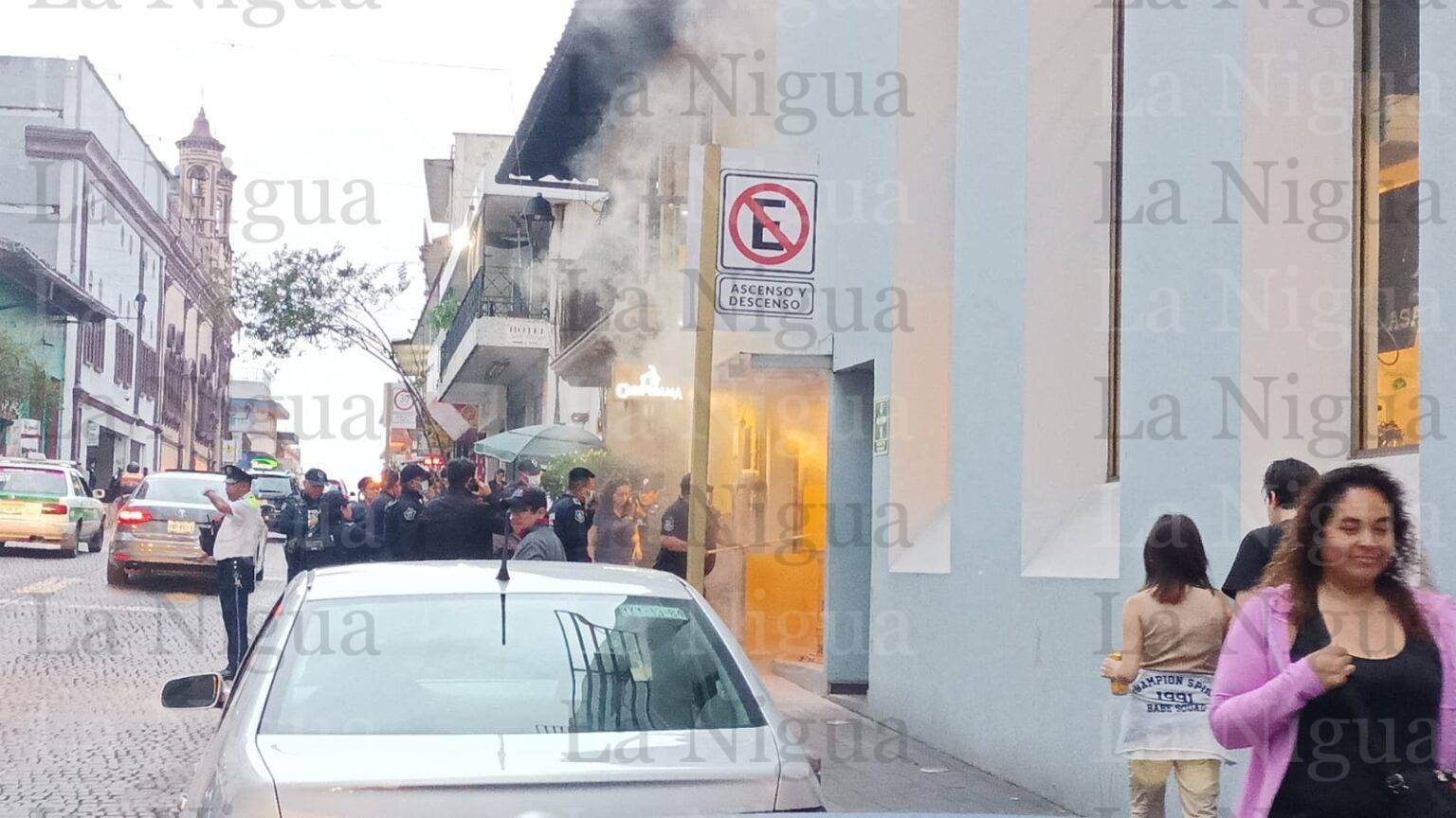 Se incendia céntrico local de comida rápida en Xalapa