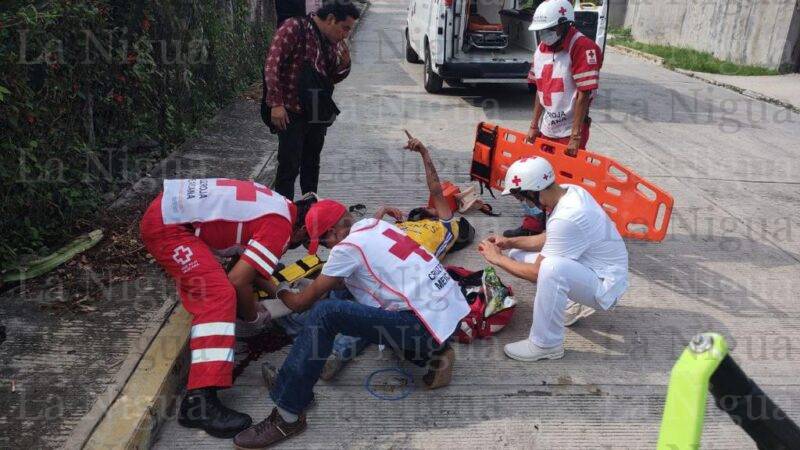 Auxilian a hombre tras derrapar en su motocicleta