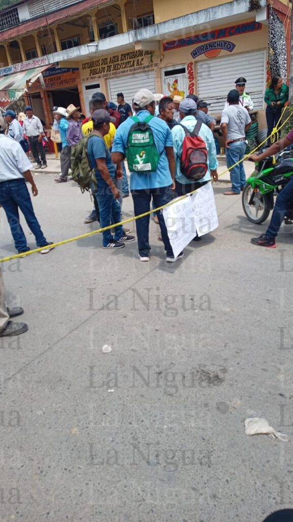 BLOQUEAN CARRETERA ESTATAL