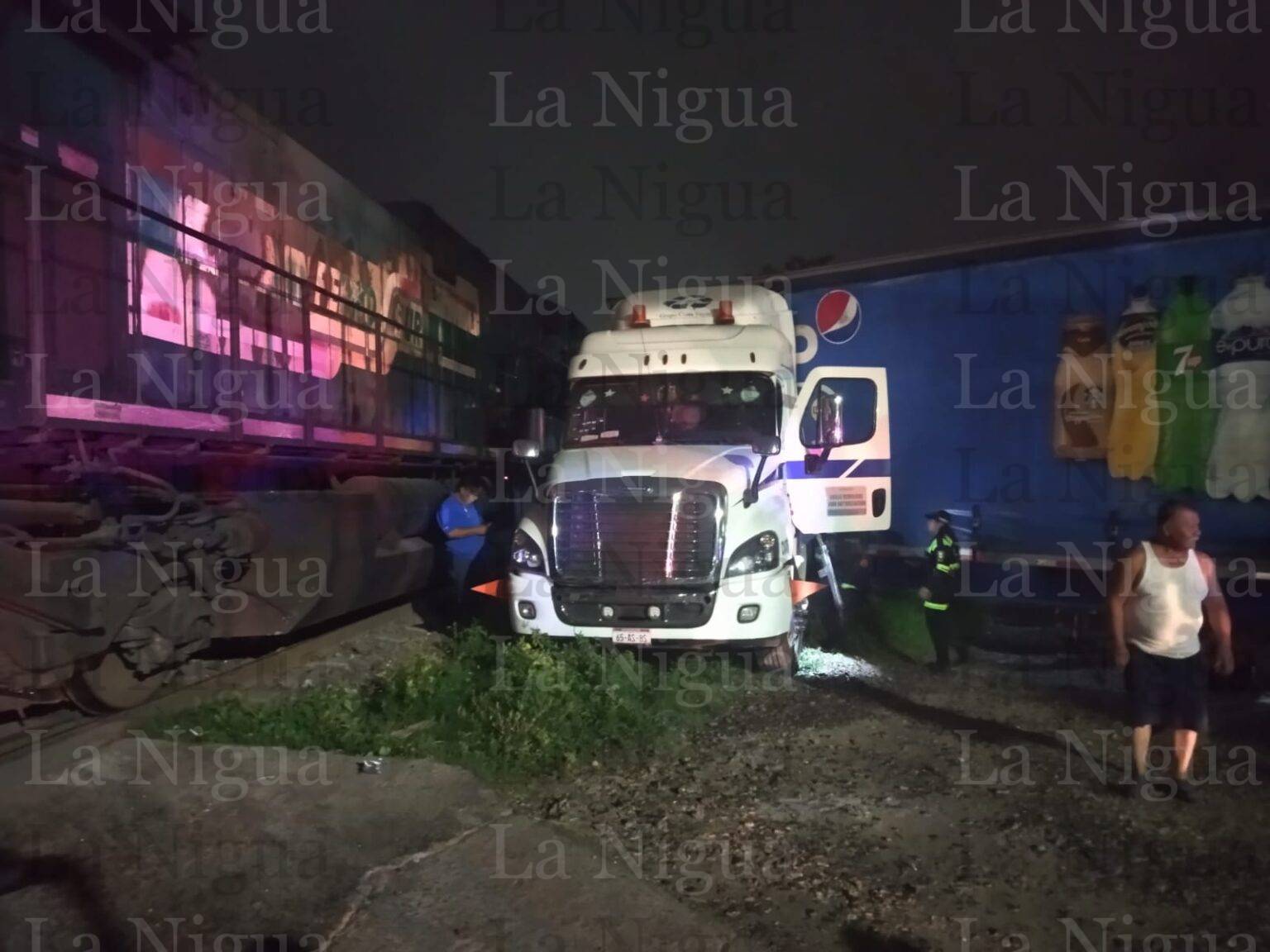 Tres heridos deja tráiler vs tren en Córdoba