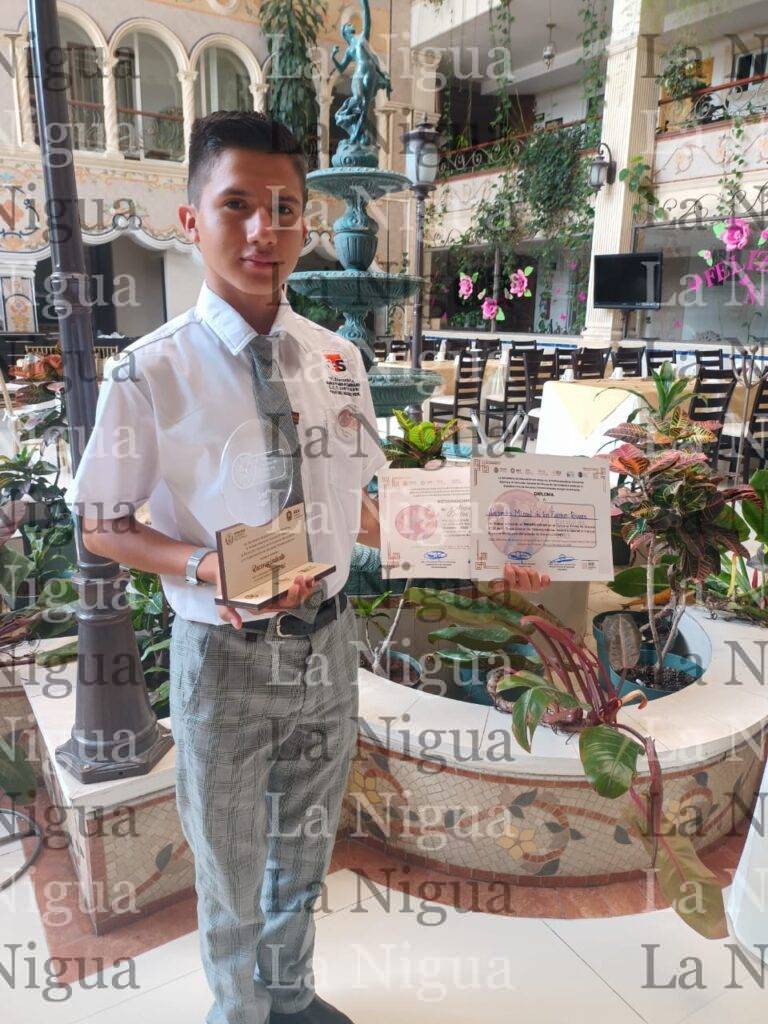 Gana estatal de oratoria Telesecundarias, alumno de Paso del Macho