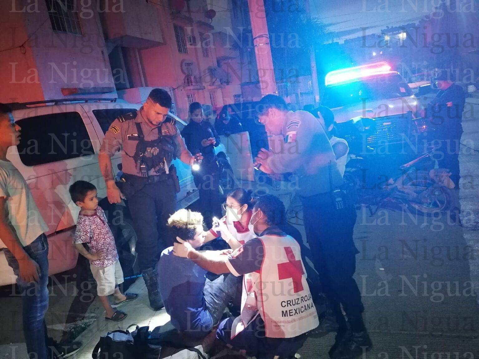 Le dan golpiza sus compañeros de parranda