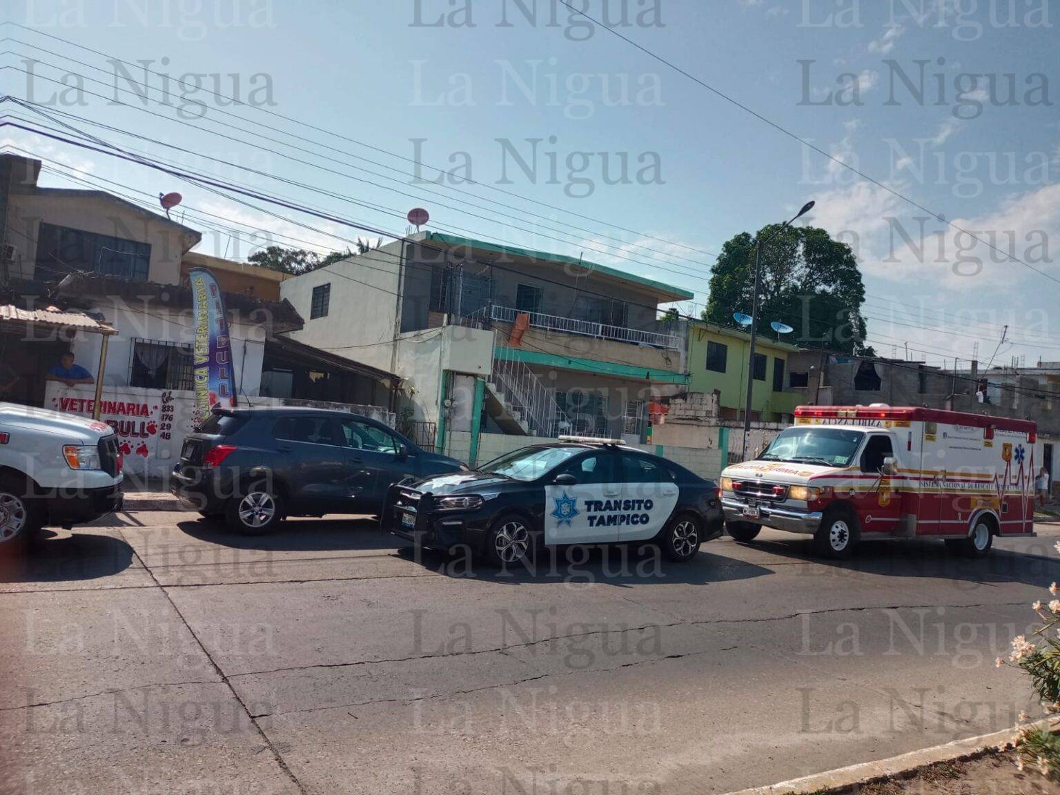 Tres personas heridas en aparatoso choque de motocicleta con vehículo