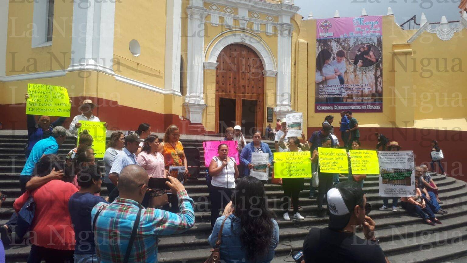 Se manifiestan cafetaleros para exigir justicia por presos políticos