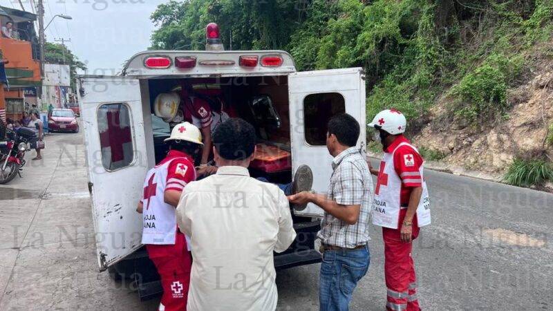 Auxilian a jovencito tras sufrir caída
