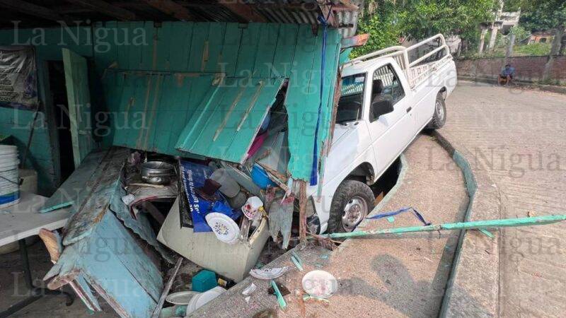 Camioneta destroza humilde vivienda tras quedarse sin frenos