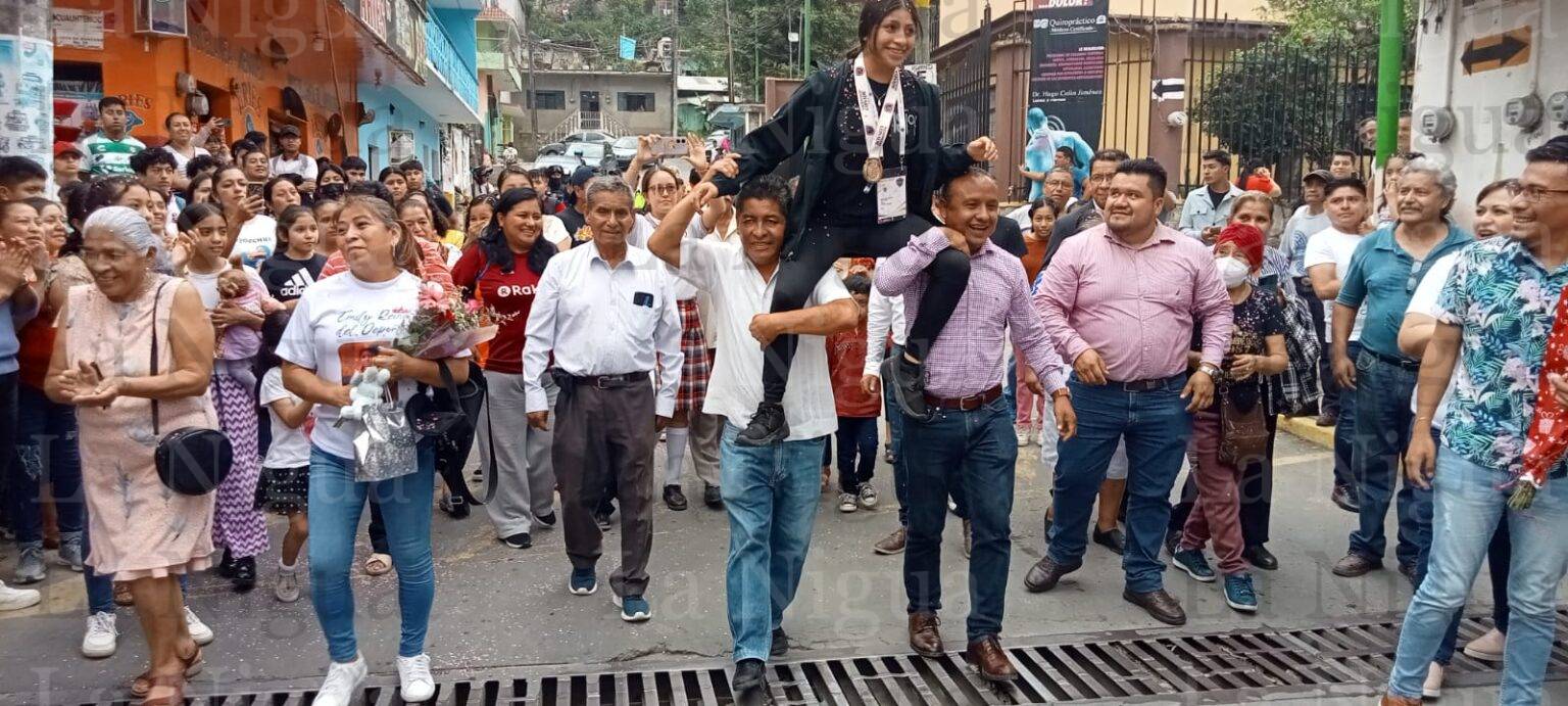 EMILY XOCHICALE FRANCISCO GANADORA DE MEDALLA DE ORO RECIBIDA COMO TODA UNA CAMPEONA