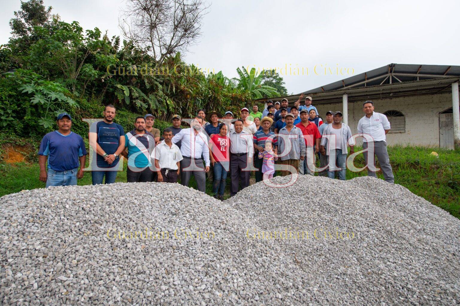 Entrega presidente Juan Martínez material para reparación del camino a Miguel Aguilar