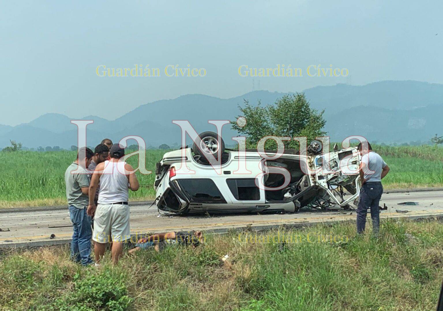 Choca tolva de Súper Pollo contra camioneta