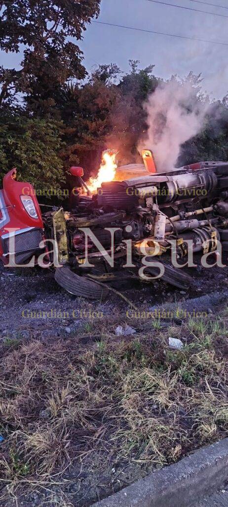 Vuelca y se incendia tractocamión cargado de azúcar