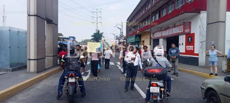 MANIFESTANTES BLOQUEAN CARRETERA FEDERAL CORDOBA – ORIZABA A LA ALTURA DE LOS ARCOS DE ESCAMELA