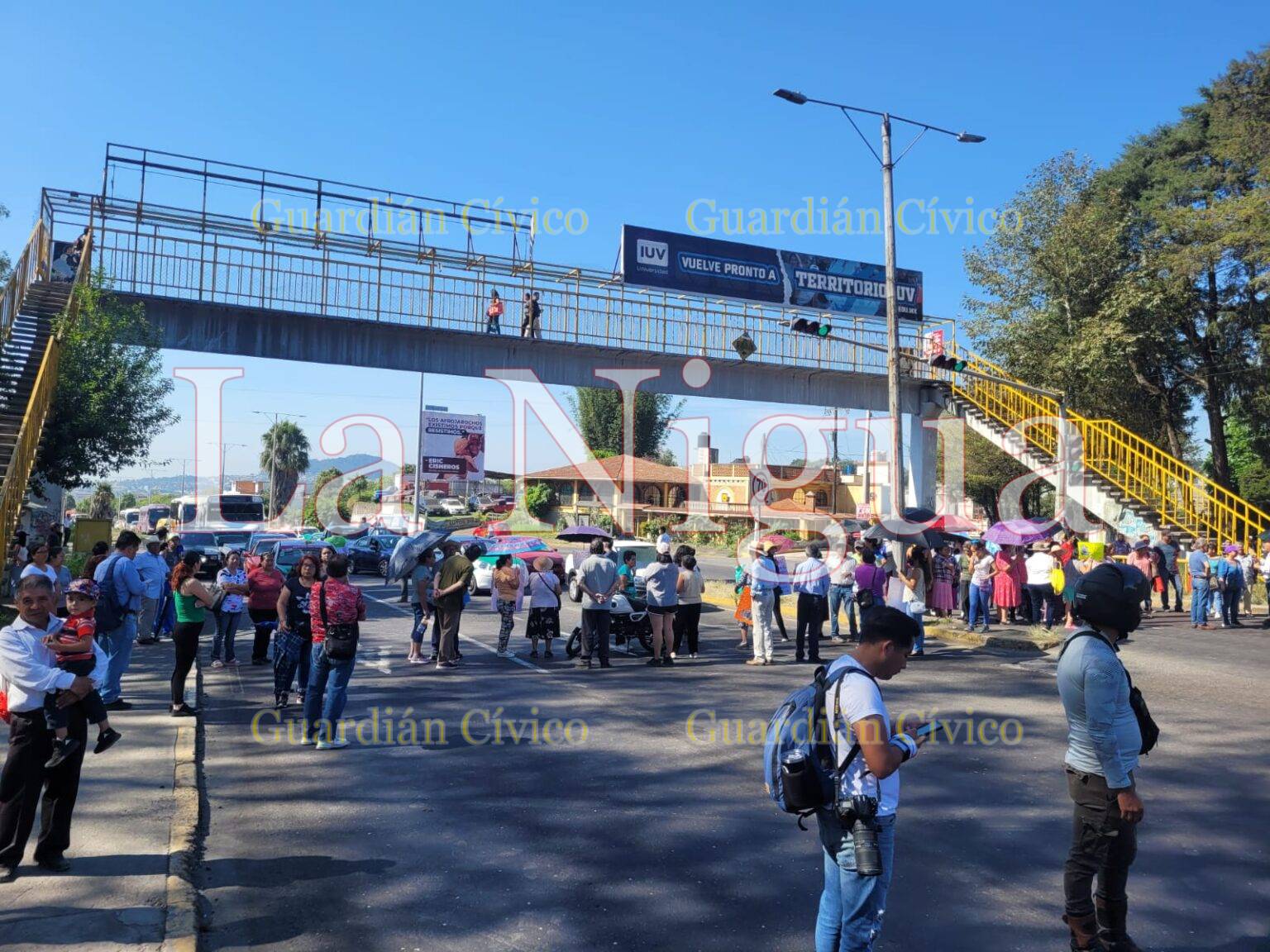 Habitantes de Banderilla realizan bloqueo para exigir agua potable
