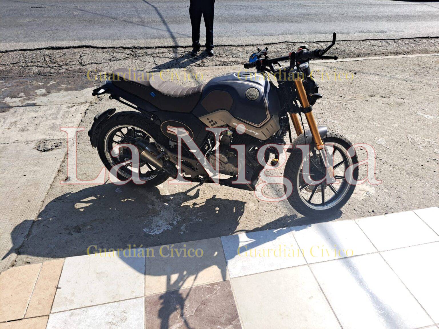 Sedena asegura dos masculinos y una motocicleta; por narcomenudeo