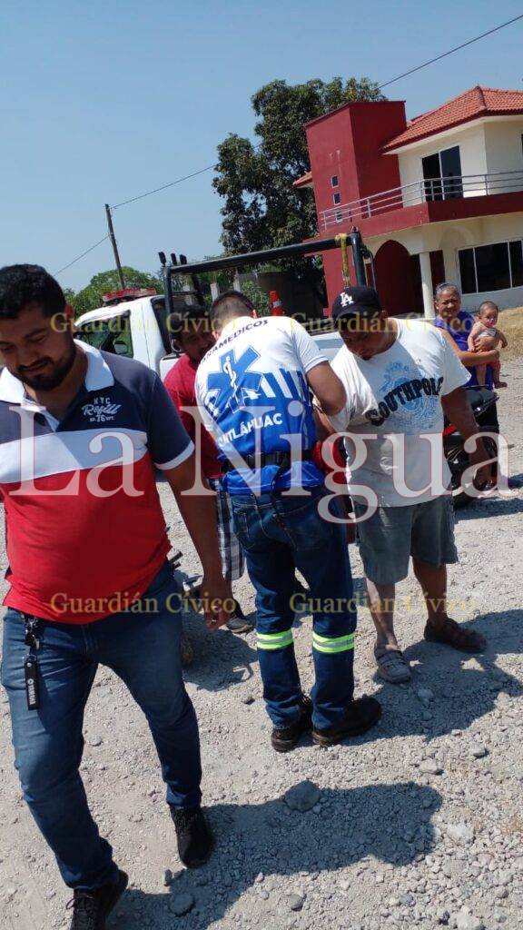 Camioneta embiste a motociclista