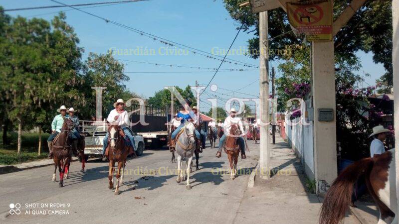 Realizan cabalgata en honor a San Juan Bautista