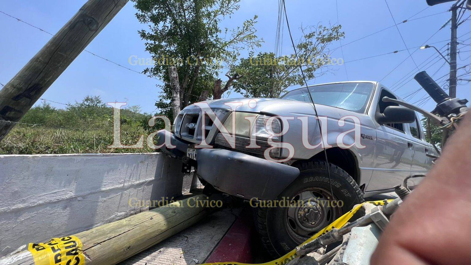 Camioneta destroza poste de Telmex