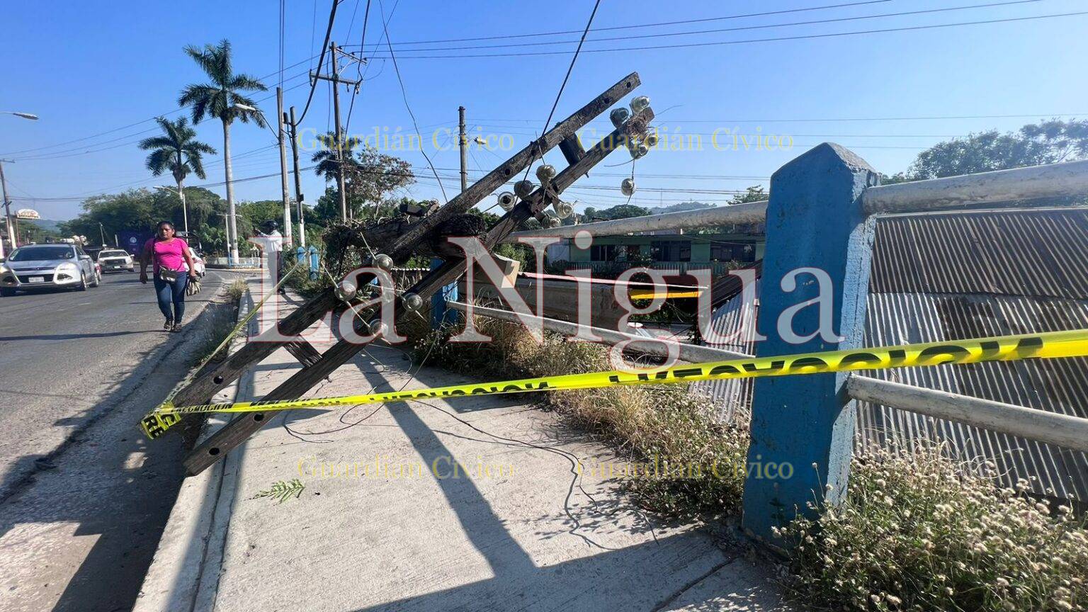 Tráiler destroza poste de Telmex