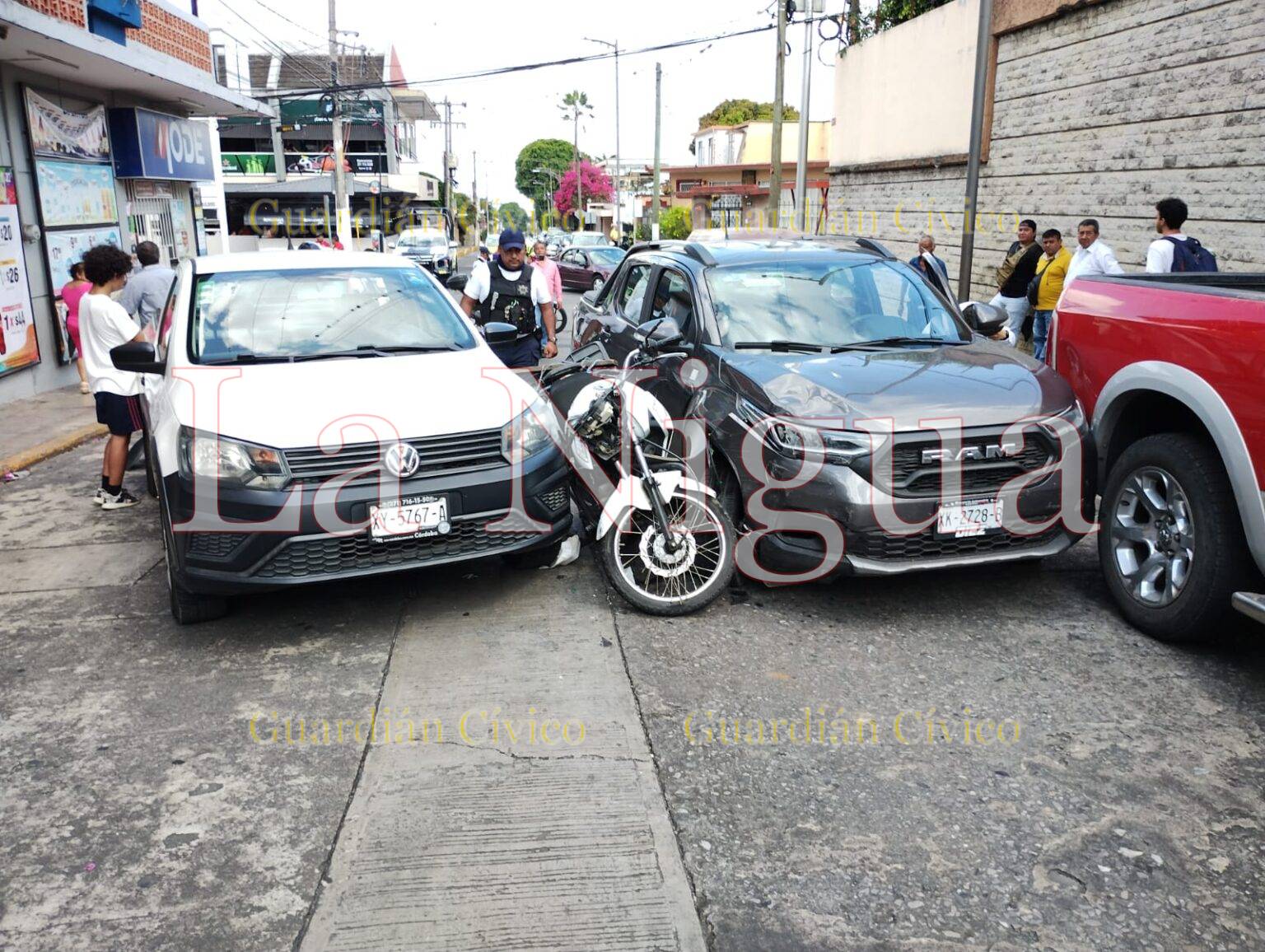 Motociclista choca contra camioneta